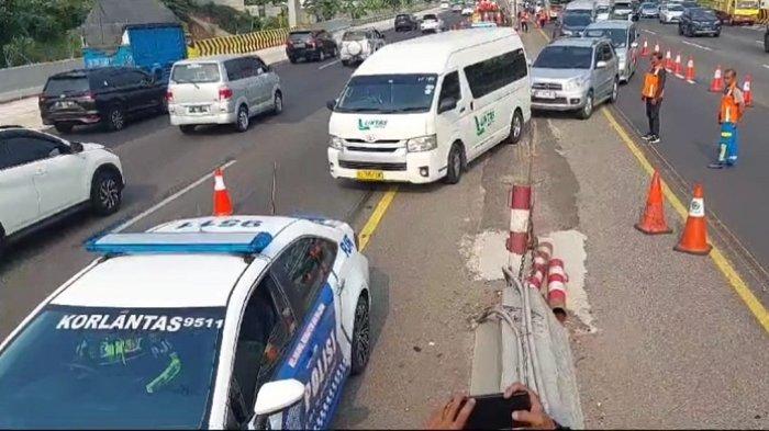Jasa Marga memberlakukan rekayasa lalu lintas contraflow KM 55 sampai KM 65 arah Cikampek Jalan Tol Jakarta-Cikampek pada Minggu (24/12/2023), sejak pukul 08.20 WIB.