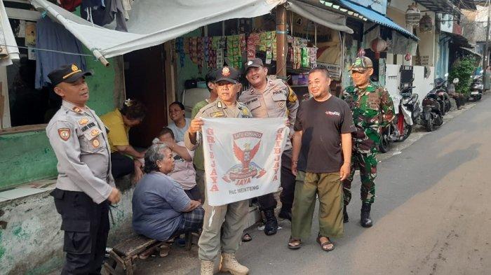 COPOT BENDERA ORMAS --- Aparat gabungan dari Tiga Pilar Polsek Metro Menteng Jakarta Pusat menyisir wilayah rawan premanisme dan simbol-simbol bendera ormas dalam Operasi Berantas Jaya 2025, Selasa (13/5/2025). Dalam operasi Berantas Jaya 2025 itu, dua bendera ormas dicopot dari tiang dan diamankan petugas.