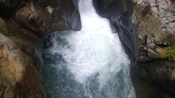 Curug Cross terletak di Desa Cibojong, Kecamatan Padarincang, Kabupaten Serang, Banten.