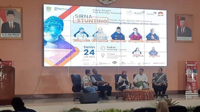 Kepala Dinas Pengendalian Pendudukan dan Keluarga Berencana (DPPKB) Kabupaten Bekasi, Firzawati saat memberikan sambutan pada acara talkshow di Aula Gedung Wibawamukti Pemkab Bekasi pada Senin (24/7/2023).