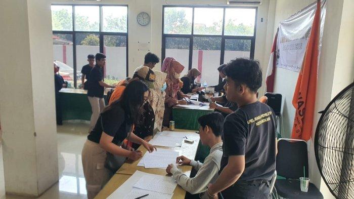 Kiky (32), warga Bintara Bekasi Utara, bersama delapan orang keluarganya daftar Senam Sportivitas Bersama Bawaslu Kota Bekasi di Kantor Bawaslu Kota Bekasi, Sabtu (31/8/2024).