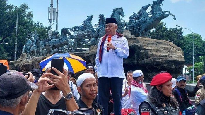 Din Syamsuddin saat berorasi mengawal putusan MK di kawasan Patung Kuda, Jakarta Pusat, Senin (22/4/2024).
