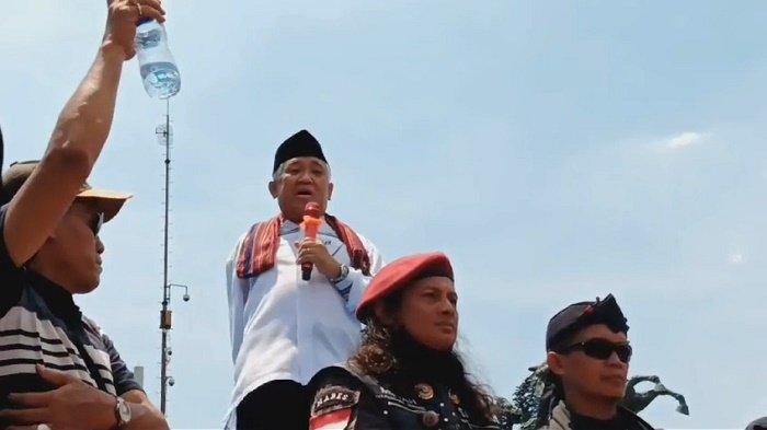 Mantan Ketua Umum PP Muhammadiyah Din Syamsuddin hadir di aksi unjuk rasa pendukung Anies-Muhaimin dan Ganjar-Mahfud di Patung Kuda, Jakarta Pusat, Senin (22/4/2024). Aksi unjuk rasa itu untuk mengawal sidang putusan gugatan Pilpres di Mahkmah Konstitusi (MK) siang ini.