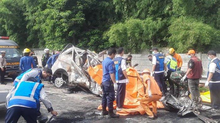 Proses evakuasi jasad penumpang Grandmax insiden kecelakaan di ruas Jalan Tol Jakarta-Cikampek KM 58 Karawang pada Senin, 8 April 2024.
