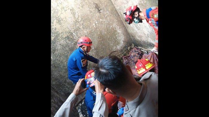 EVAKUASI KORBAN - Evakuasi dua orang korban kebakaran meninggal dunia yang merupakan ibu dan anak di rumah kontrakan Gang Al-hidayah II no 100 RT 06 RW 09, Kelurahan Jatikramat, Kecamatan Jatiasih, Kota Bekasi terbakar pada Selasa (22/4/2025).