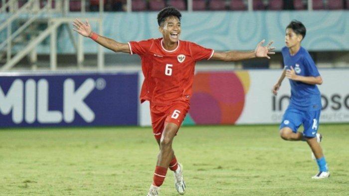 GOL TUNGGAL -- Pemain Timnas Indonesia U-17, Evandra melakukan selebrasi setelah mencetak gol kedua pada pertandingan Timnas Indonesia vs Singapura ASEAN U16 Boys Championship 2024 di Stadion Manahan, Solo, Juni 2024. Evandra mencetak gol tunggal pada pertandingan Indonesia vs Korsel di Arab Saudi, Jumat (4/4/2025)