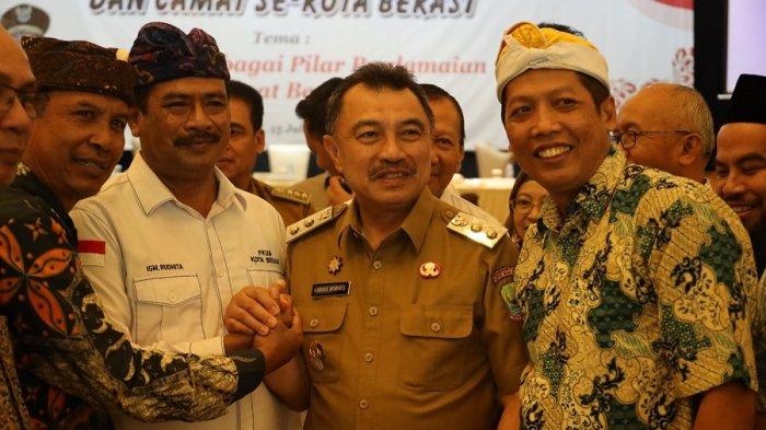 HADIRI ACARA FORUM LINTAS AGAMA --- Wakil Wali Kota Bekasi Abdul Harris Bobihoe menghadiri acara Dialog Forum Konsultasi Tokoh Lintas Agama dan Camat se-Kota Bekasi di Marga Jaya, Bekasi Selatan, Kota Bekasi.
