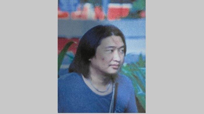 Sosok gembong narkoba internasional, Fredy Pratama, muncul di situs interpol. Buronan interpol ini diduga telah melakukan operasi plastik guna mengelabui polisi yang memburunya.