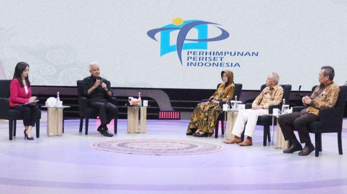 Bakal Calon Presiden (Bacapres) Ganjar Pranowo menyapa para peserta diskusi dalam acara President Candidate Lecture (PCL) yang digelar oleh Warta Kota dan Perhimpunan Periset Indonesia (PPI) di gedung Menara Kompas, Tanah Abang, Jakarta Pusat, Selasa (17/10/2023). Kegiatan semacam ini sebenarnya pernah dilakukan pada 2019 lalu, dengan jumlah calon yang lebih banyak. Namun tahun ini, pihaknya menghadirkan lagi suguhan diskusi terbuka untuk publik, agar lebih mengetahui potensi-potensi calon pemimpin negaranya sebelum pemilihan umum (Pemilu) digelar Februari 2024 memdatang. Warta kota/Yulianto