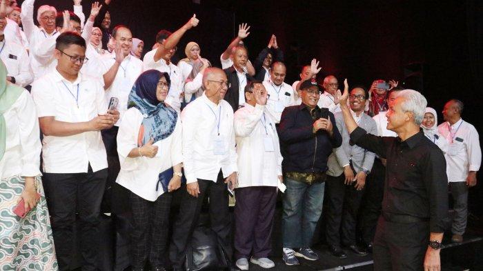 Bakal Calon Presiden (Bacapres) Ganjar Pranowo menyapa para peserta diskusi dalam acara President Candidate Lecture (PCL) yang digelar oleh Warta Kota dan Perhimpunan Periset Indonesia (PPI) di gedung Menara Kompas, Tanah Abang, Jakarta Pusat, Selasa (17/10/2023). Kegiatan semacam ini sebenarnya pernah dilakukan pada 2019 lalu, dengan jumlah calon yang lebih banyak. Namun tahun ini, pihaknya menghadirkan lagi suguhan diskusi terbuka untuk publik, agar lebih mengetahui potensi-potensi calon pemimpin negaranya sebelum pemilihan umum (Pemilu) digelar Februari 2024 memdatang. Warta kota/Yulianto