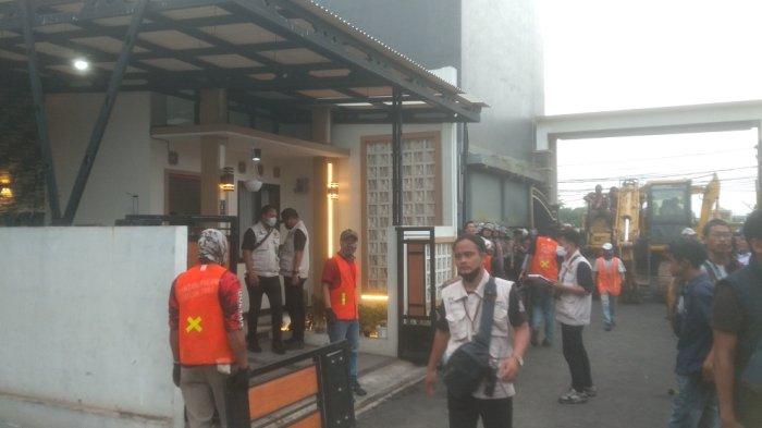Aparat gabungan dari PN Cikarang, kepolisian, dan Satpol PP melakukan eksekusi sejumlah rumah di Jalan Bumi Sani Desa Setiamekar, Kecamatan Tambun Selatan, Kabupaten Bekasi, Kamis (30/1/2025).