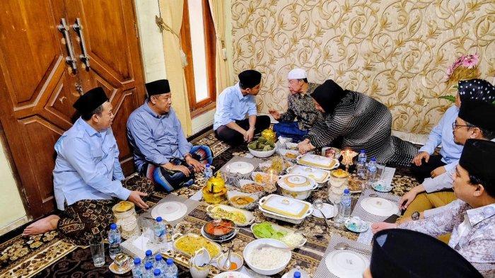 Dalam silaturahminya ke Buntet Pesantren Cirebon, Cawapres nomor urut 2 Gibran Rakabuming Raka disambut hangat dan diberikan hadiah berupa sebuah surban sebagai bentuk dukungan dari pengasuh Buntet Pesantren, Kiai Adib Rofiuddin Izza.
