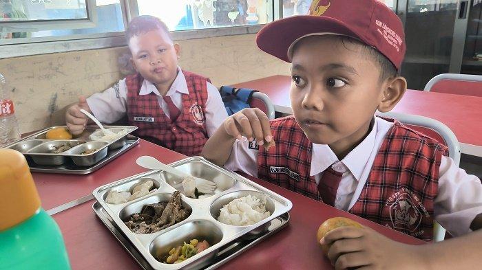 Murid-murid SDN Lengkong Gudang, Serpong, Kota Tangerang Selatan, menunjukkan beragam pola dan tingkah laku saat menikmati makanan bergizi gratis (MBG), Senin (13/1/2024).
