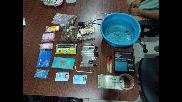 Unit Reskrim Polsek Tambun mendapati sejumlah barang bukti saat melakukan penggerebekan kontrakan di Warung Kobak RT 03 RW 04 Desa Pasir Gombong, Kecamatan Cikarang utara, Kabupaten Bekasi.
