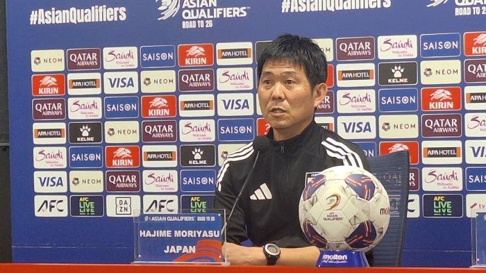 PELATIH TIMNAS JEPANG - Pelatih Timnas Jepang, Hajime Moriyasu memberikan keterangan saat menghadiri sesi pre match press conference di Suita Football Stadium, Osaka, Jepang, Senin (9/6/2025).