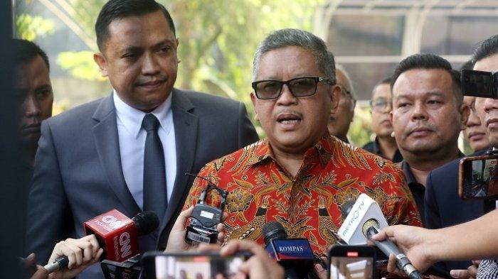 Sekjen PDIP Hasto Kristiyanto (tengah) bersiap untuk menuju ruang pemeriksaan di Gedung Merah Putih KPK, Kuningan, Jakarta Selatan, Senin (10/6/2024). Hasto Kristiyanto memenuhi panggilan KPK untuk diperiksa sebagai saksi dalam kasus dugaan suap penetapan calon anggota DPR RI terpilih periode 2019-2024 dengan tersangka Harun Masiku. Warta Kota/Yulianto