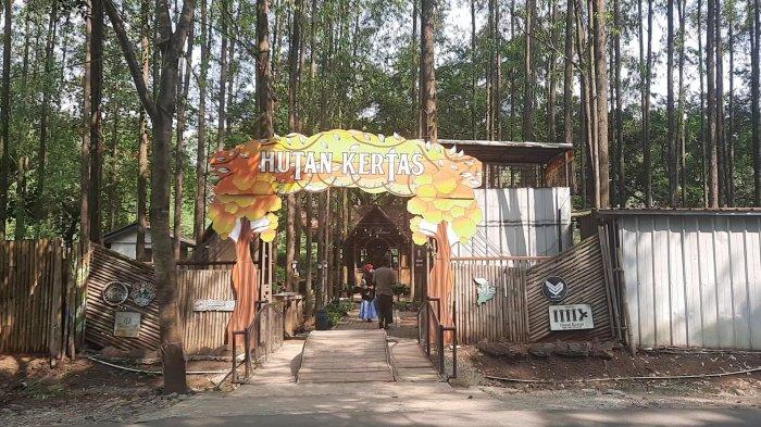 Destinasi wisata alam Hutan Kertas di di Kampung Gintung Desa Kutamekar, Kecamatan Ciampel, Kabupaten Karawang, Jawa Barat.
