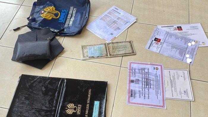 IJAZAH TERENDAM BANJIR --- Banjir yang melanda permukiman warga di RW 11 Cengkareng Barat, Jakarta Barat menyisakan duka. Salah satunya ijazah serta dokumen kelulusan S-1 yang diraih anak Diah yang baru diwisuda, basah semua imbas terendam banjir.