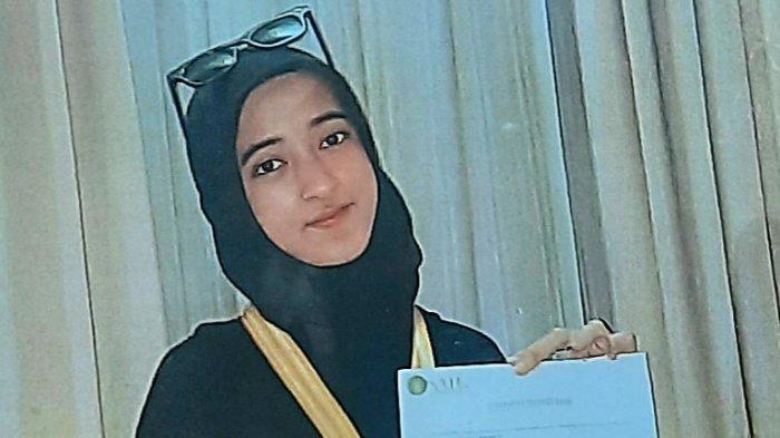 Foto wisuda kelulusan Intan Rahmawati di Bandung pada Jumat (10/5/2024) malam. Hari berikutnya Intan tewas dalam kecelakaan maut di Subang pada Sabtu (11/5/2024) malam.