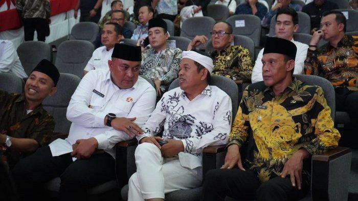 JABAR NGARIUNG --- Gubernur Jawa Barat, Dedi Mulyadi (kedua dari kanan) menghadiri kegiatan Jabar Ngariung di Auditorium Setda Kabupaten Bogor, Vibinong, Jawa Barat, pada Kamis (13/3/2025).