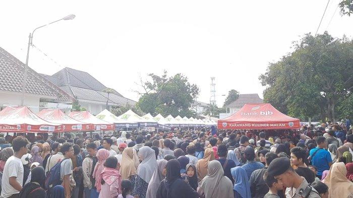PELANTIKAN AEP-MASLANI - Warga Karawang, Jawa Barat antusias menyerbu jajanan gratis usaha mikro kecil menengah (UMKM) di acara syukuran pelantikan Bupati dan Wakil Bupati terpilih Aep Syaepuloh-Maslani di Galeri Nyi Pager Asih Karawang, pada Kamis (20/2/2025).