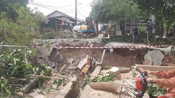 JALAN LONGSOR --- Kondisi terkini akses jalan utama Jalan Jatiwangi di Kampung Babakan, Desa Jatiwangi, Kecamatan Cikarang Barat, Kabupaten Bekasi yang longsor akibat hujan deras pada Kamis (6/3/2025).