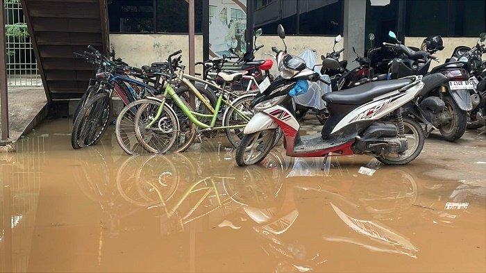 Viral di media sosial seorang siswa Sekolah Menengah Kejuruan (SMK) di Cengkareng, Jakarta Barat, membuat video kepada Presiden Prabowo Subianto yang berisi kritik soal jalan rusak dan berlumpur menuju sekolahnya, Senin (20/1/2025).