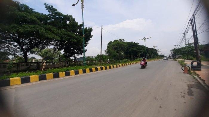 JALUR MUDIK - Jalur mudik di Jalan Inspeksi Kalimalang Kabupaten Bekasi, Jawa Barat hingga H-11 Lebaran Idulfitri 2025 masih minim penerangan.