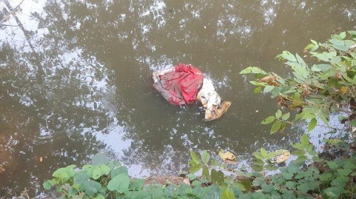 Jasad seorang laki-laki diketahui bernama Wartanto (51) ditemukan mengapung di Kali saluran penampungan air di belakang Kantor TPST Bantargebang, Kelurahan Ciketing Udik, Kecamatan Bantargebang, Kota Bekasi, Rabu (17/7/2024).