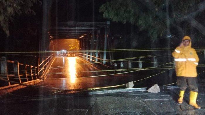 JEMBATAN CICANGOR AMBLES --- Jembatan Cicangor di Jalan Badami-Loji, Desa Tamansari, Kecamatan Pangkalan, Kabupaten Karawang, kondisinya ambles pada Senin (3/3/2025) malam. (BPBD Karawang/ Tribun Bekasi)