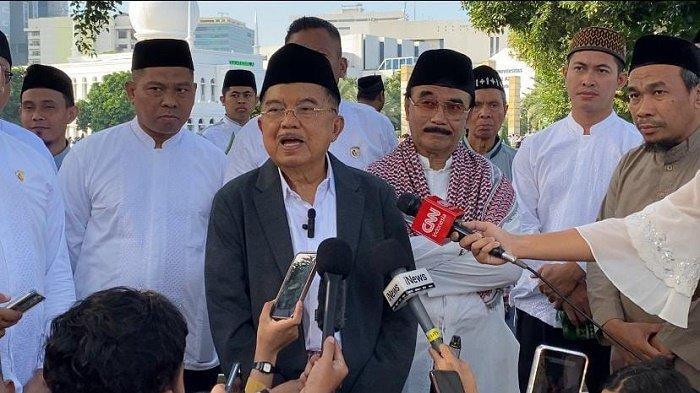 Mantan Wakil Presiden RI ke-10 dan ke-12, Jusuf Kalla tunaikan ibadah salat Idul Firti di Masjid Agung Al-Azhar, Kebayoran Baru, Jakarta Selatan, Rabu (10/4/2024).