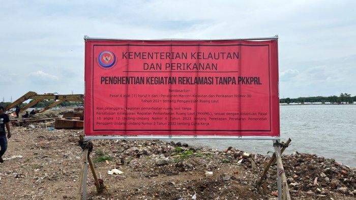 Kementerian Kelautan dan Perikanan (KKP) menyegel pagar bambu dengan ukuran panjang dua kilometer dan lebar 70 meter berdiri di perairan Desa Segarajaya, Kecamatan Tarumajaya, Kabupaten Bekasi pada Rabu, 15 Januari 2025.