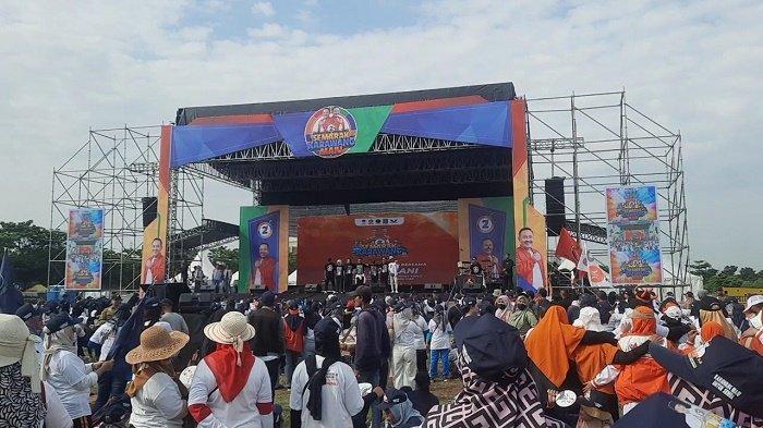 Puluhan ribu massa tumplek memadati Kampanye Akbar pasangan calon bupati dan wakil bupati Karawang nomor urut 02 Aep Syaepuloh dan Maslani di Lapangan Al Azhar Galuh Mas pada Sabtu (23/11/2024) pagi