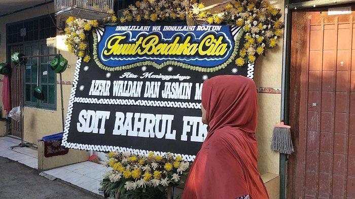 Karangan bunga duka cita terpampang di depan rumah duka korban kecelakaan maut KM 58 Tol Jakarta-Cikampek (Japek), Azfar Waldan (14) dan Jasmin Mufida (11) di Jalan H. Umar RT 07/11, Kelurahan Tugu, Kecamatan Cimanggis, Depok, Jawa Barat.