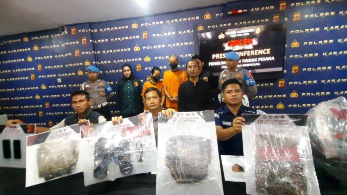Polres Karawang melakukan konferensi pers kasus pembunuhan karyawan Toyota Arif Sriono ditemukan tewas di Jalan Irigasi Sasak Misran Dusun Pasirpanjang, Desa Cibalongsari, Kecamatan Klari, Kabupaten Karawang bukan korban pembegalan.