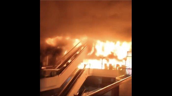 Kobaran api yang terjadi di lantai 4 dan lantai 5 Mal Ciputra, Grogol Petamburan, Jakarta Barat pada Jumat dini hari, 4 Oktober 2024.