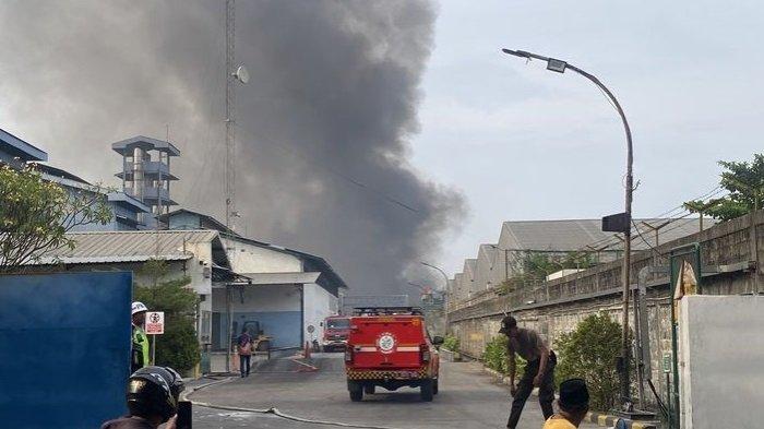 Kebakaran pabrik PT Jati Perkasa Nusantara di Jalan Pondok Ungu, Kelurahan Pejuang, Medan Satria, Kota Bekasi, terjadi sejak pagi dan hingga pukul 15.45 WIB belum padam, Jumat (1/11/2024).