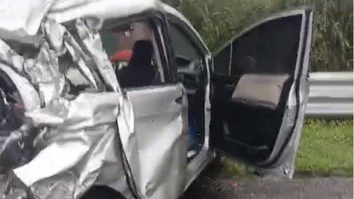 Kecelakaan beruntun di Tol Cipularang mengakibatkan mobil yang ditumpangi satu keluarga dari Kota Bekasi hancur 80 persen. Bagian depan dan belakang mobil berjenis Honda Freed bernomor polisi B 1604 FYR itu ringsek akibat hantaman truk serta menyeruduk pembatas jalan.