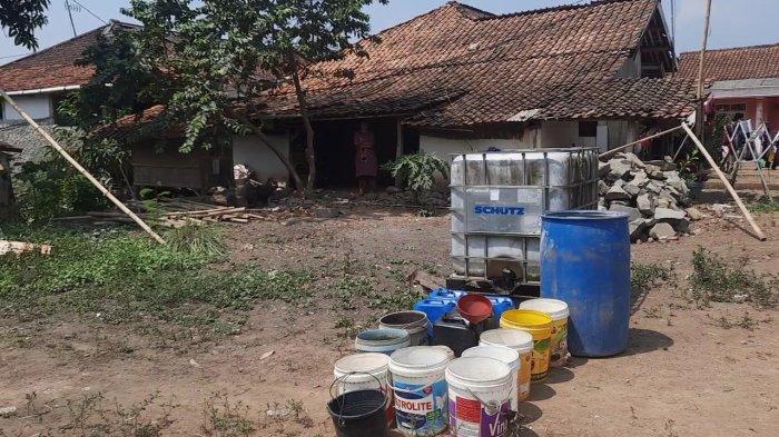 Warga menempatkan deretan wadah untuk mendapatkan air bersih di Desa Kutalanggeng, Kecamatan Tegalwaru, Kabupaten Karawang, pada Rabu (30/8/2023). Dampak kekeringan sudah dirasakan warga di empat kecamatan di Kabupaten Karawang saat ini.