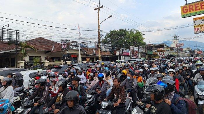 Lonjakan kendaraan wisatawan pada libur panjang akhir pekan menyebabkan jalur puncak Bogor, Jawa Barat mengalami kemacetan panjang pada Minggu (15/9/2024) siang.