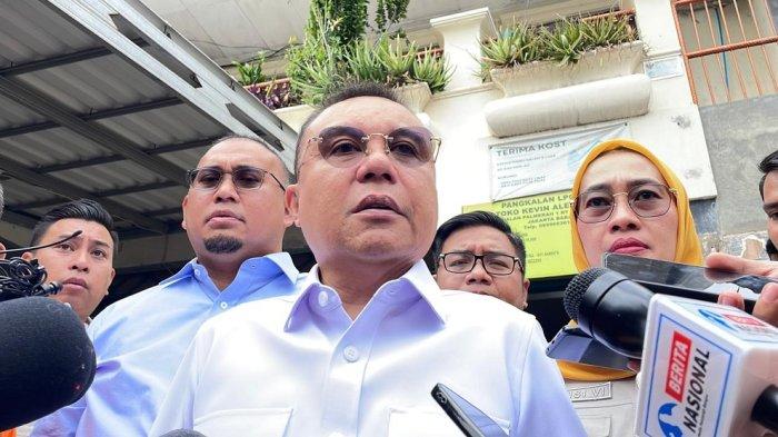 TINJAU PANGKALAN GAS --- Ketua DPR RI, Sufmi Dasco Ahmad saat mengunjungi pangkalan dan sub pangkalan LPG 3 kilogram, di Jalan Anggrek Cendrawasih, Palmerah, Jakarta Barat, Kamis (6/2/2025).