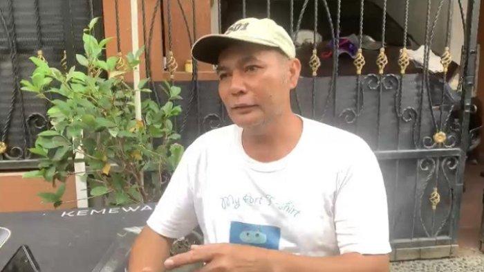 Ketua RT tempat tinggal FNA, Ismail, memberikan keterangan terkait penangkapan terduga teroris di Kota Bekasi, Selasa, 3 September 2024.