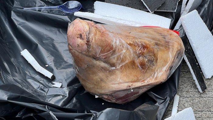 KIRIMAN KEPALA BABI --- Kantor Tempo di Jalan Palmerah Barat No 8, Grogol Utara, Kebayoran Lama, Jakarta Selatan, menerima kiriman kepala babi, Rabu (19/3/2025) sore. Wakil Pemimpin Redaksi Tempo Bagja Hidayat pun membenarkan adanya kiriman berupa paket yang berisi kepala babi tersebut. (Dok: istimewa)
 
 