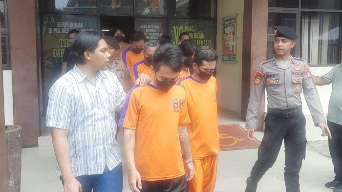 PENCURIAN MOTOR --- Kapolres Karawang, AKBP Edwar Zulkarnain konferensi pers penangkapan enam pelaku tindak pidana pencurian motor pada Kamis (20/2/2025) sore. Para pelaku ini mengincar anak-anak yang mengendarai sepeda motor.