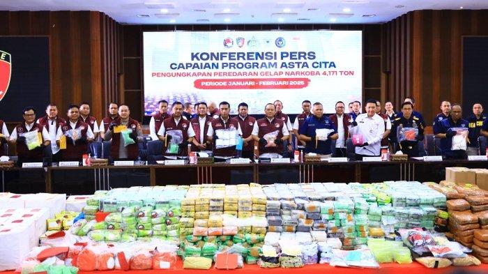 PENGUNGKAPAN KASUS NARKOBA --- Pengungkapan kasus tindak pidana narkotika sepanjang periode Januari hingga 27 Februari 2025 oleh Direktorat Tindak Pidana Narkoba Bareskrim Polri, Rabu (5/3/2025), digelar konferensi pers di Bareskrim Mabes Polri, Kebayoran Baru, Jakarta Selatan. (Dok: Humas Polri)