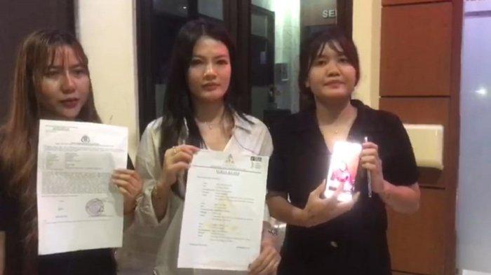 ARISAN BODONG ONLINE --- Sejumlah warga membuat laporan ke Polres Metro Bekasi usai tertipu arisan online dan investasi bodong.