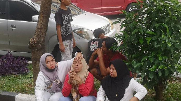 Suasana di RS Polri Kramat Jati saat para pihak keluarga yang diduga menjadi korban kebakaran pabrik di Bekasi berdatangan untuk melihat kondisi jenazah keluarganya, Jumat (1/11/2024).
 