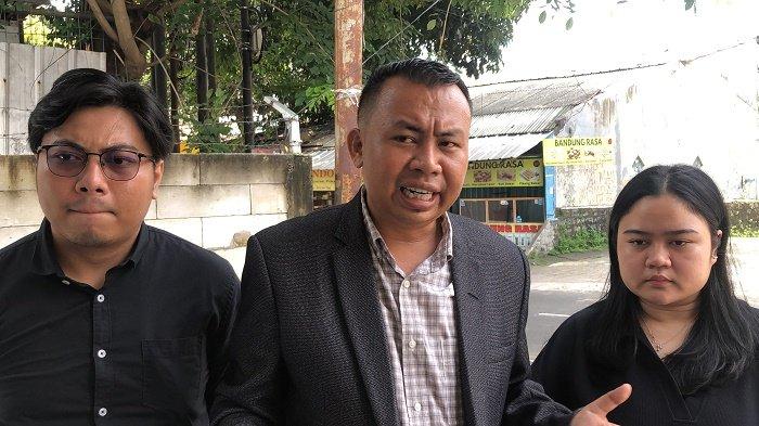Dimas, Paulinus dan dan Celline, korban dari pengemudi Fortuner arogan, saat ditemui Warta Kota di kawasan Kecamatan Cipayung, Jakarta Timur, Selasa (16/4/2024).