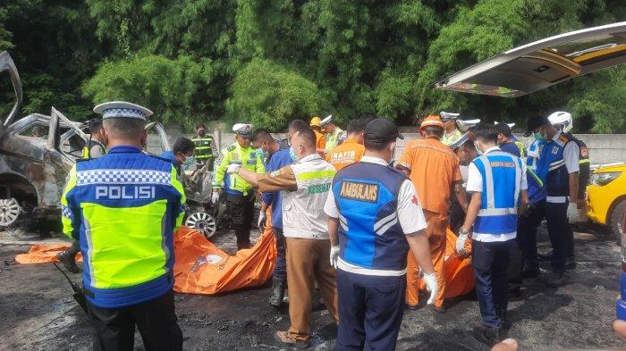 Petugas Kepolisian evakuasi 12 kantong jenazah di lokasi kejadian kecelakaan beruntun di KM 58 Jalan Tol Jakarta-Cikampek arah Jakarta pada Senin, 8 April 2024.