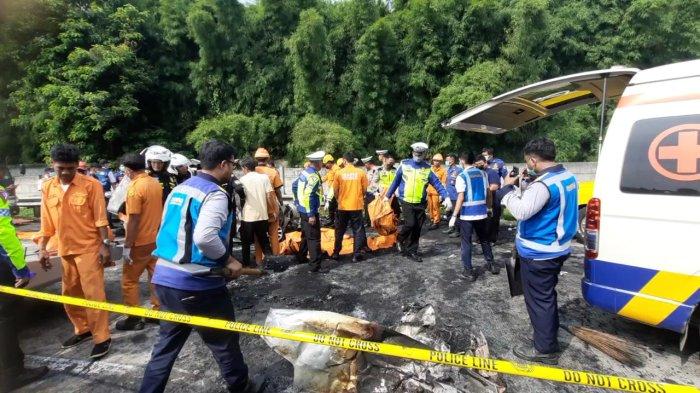 Proses evakuasi jasad penumpang Grandmax insiden kecelakaan di ruas Jalan Tol Jakarta-Cikampek KM 58 Karawang pada Senin, 8 April 2024.